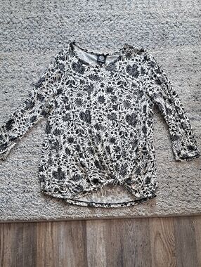 bobeau Black & White Floral Knot-Front Long Sleeve Top